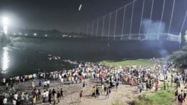 Al menos 32 muertos tras colapso de un puente en India este #30Oct