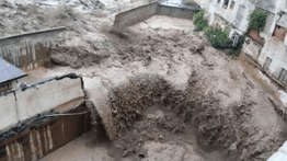 Autoridades evacúan tres edificios por el desbordamiento de una quebrada en La Guaira