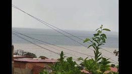 Gran cantidad de sedimentos arrastrados por las quebradas han caído al mar en La Guaira