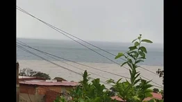 Gran cantidad de sedimentos arrastrados por las quebradas han caído al mar en La Guaira