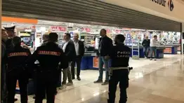 Ataque con puñal en Milán deja un muerto y cuatro heridos, entre ellos un futbolista