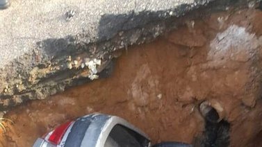 Vehículo cae en "mega hueco" en una avenida de Maracaibo (+Video)