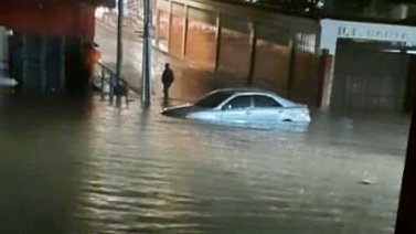 Reportan desborde del río El Ingenio en Guatire tras fuertes lluvias (+Video)
