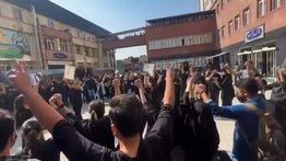 Estudiantes ignoran segregación por sexos y comen juntos en universidad iraní