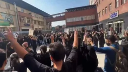 Estudiantes ignoran segregación por sexos y comen juntos en universidad iraní