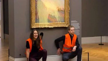 Activistas lanzan puré de papa a cuadro de Monet en Alemania