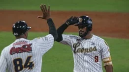 ¡Rugen con fuerza! Leones del Caracas vencen a las Águilas en el primer juego de la temporada