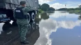 Cierran paso vehicular entre Boca de Uchire y Clarines tras desborde del río Unare