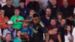 El Real Madrid golea al Elche y es más líder en España