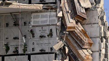 Derrumbe en un cementerio de Nápoles deja numeroso ataúdes al aire