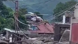 Rescatan a una familia en helicóptero tras desbordamiento de un río en Maracay (+Video)