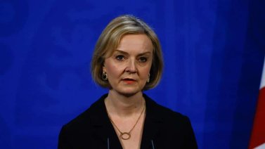 Liz Truss ofrece disculpas por "errores" económicos
