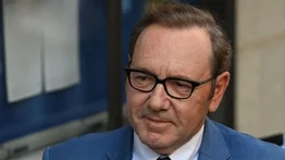 Esto hizo el actor Kevin Spacey en el estrado para negar acusaciones sobre abuso sexual