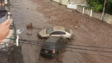 Fuertes lluvias causan el desbordamiento de una quebrada en Maracay (+Video)