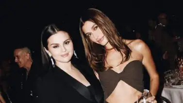 ¡Amigas y rivales! Selena Gomez y Hailey Bieber posan juntas en una fiesta ¡Amigas y rivales! Selena Gomez y Hailey Bieber posan juntas en una fiesta