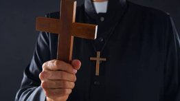 Hombre ruega perdón de Dios tras 30 años de prácticas en el satanismo
