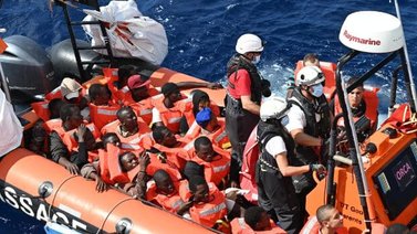 Rescatan a 46 personas en un bote en el mar Mediterráneo