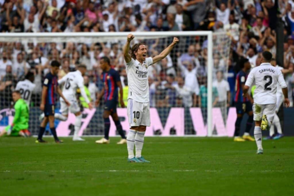 ¡El "Clásico" es merengue! El Real Madrid vence al Barcelona y recupera el liderato en España ¡El "Clásico" es merengue! El Real Madrid vence al Barcelona y recupera el liderato en España