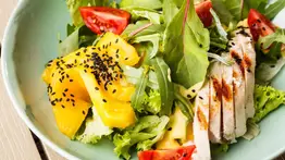 Refrescante ensalada tropical de pollo y mango