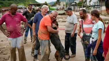 Una luz en medio de la tragedia: Sobreviviente se reencontró con su perro entre lodo y escombros Una luz en medio de la tragedia: Sobreviviente se reencontró con su perro entre lodo y escombros
