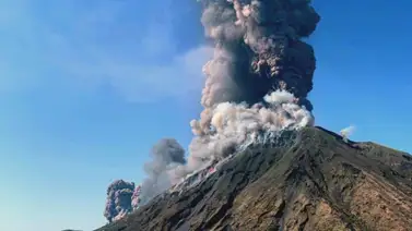 Volcán Estrómboli hace erupción este domingo en Italia Volcán Estrómboli hace erupción este domingo en Italia