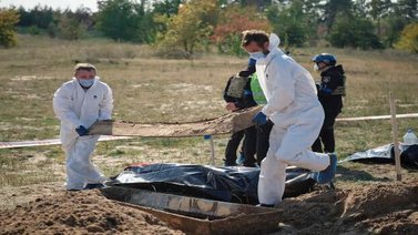Hallan 180 cadáveres en una fosa común en ciudad liberada en Ucrania