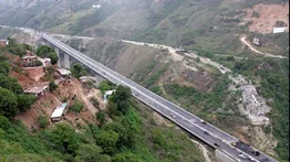 Se desploma parte de la vialidad de la autopista Caracas-La Guaira (+Video)