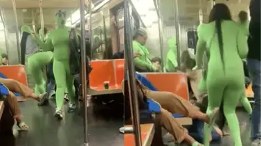 Mujeres disfrazadas de extraterrestres atacan a jóvenes en el Metro de Nueva York Mujeres disfrazadas de extraterrestres atacan a jóvenes en el Metro de Nueva York