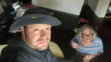 Nadó por calles inundadas para rescatar a su madre en silla de ruedas tras el huracán Ian