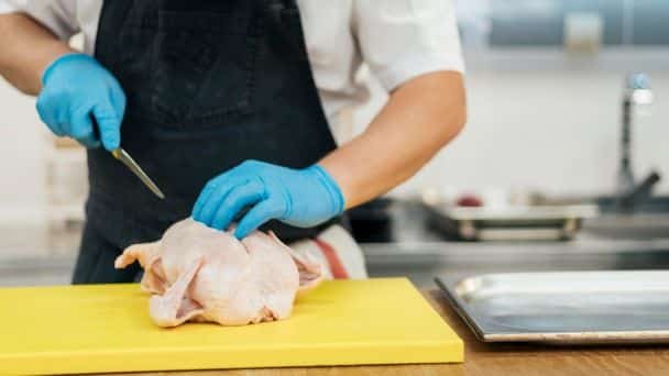 Así se corta y limpia el pollo entero Así se corta y limpia el pollo entero