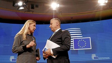 La UE pacta ahorro de luz y reducción de ingresos a las energéticas