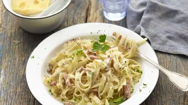 Pasta larga con salsa a la carbonara Pasta larga con salsa a la carbonara