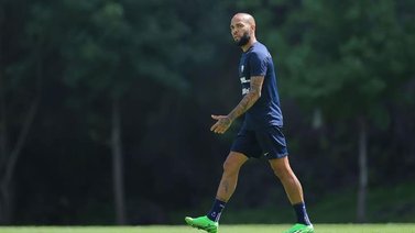 Dani Alves se lesiona y no estará en el último partido de la temporada