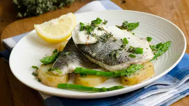 Lubina al jugo de perejil con vegetales Lubina al jugo de perejil con vegetales