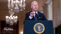Biden se compromete a prohibir las armas de asalto en EEUU