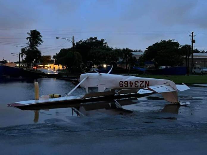 Un tornado azota aeropuerto en Florida y destruye más de 15 aviones (+Fotos)