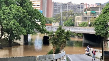 Rotura de tubería matriz causa inundaciones en Macaracuay (+Video)