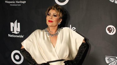 ¡Directo a la ambulancia! Alejandra Guzmán cae en pleno escenario y suspende su show