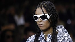 Pasarela de Dior se viste con juegos de volúmenes en blanco y negro