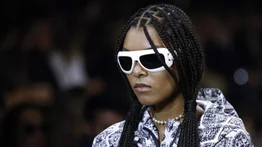 Pasarela de Dior se viste con juegos de volúmenes en blanco y negro
