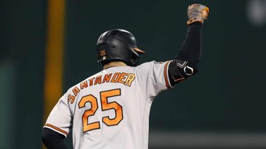 Anthony Santander conecta dos jonrones y los Orioles se mantienen en la pelea