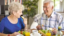 ¿Cómo debe ser la alimentación en el adulto mayor?