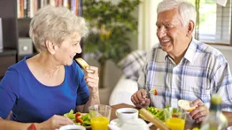 ¿Cómo debe ser la alimentación en el adulto mayor?