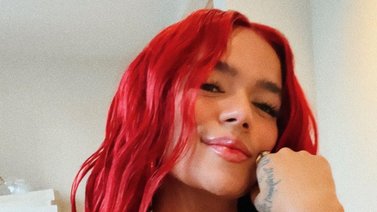 No hace falta empujarla, Karol G puede caerse solita (+VIDEO)