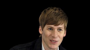 ¡Entérate! Guionista Dustin Lance padece de una "grave" lesión en la cabeza