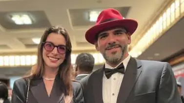 Anne Hathaway queda sorprendida al escuchar el sonido del cuatro venezolano Anne Hathaway queda sorprendida al escuchar el sonido del cuatro venezolano