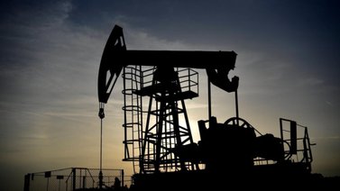 Petróleo de Texas cae 5,7% y cierra por debajo de 80 dólares