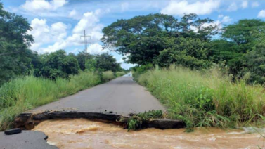 Colapsó carretera vieja Anaco-Cantaura tras lluvias en Anzoátegui