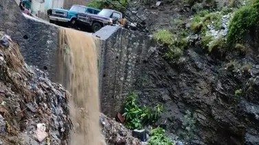 Crecida de ríos y basura en las calles dejan lluvias en La Guaira Crecida de ríos y basura en las calles dejan lluvias en La Guaira