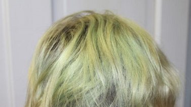 Elimina el verde de tu cabello con bicarbonato y vinagre